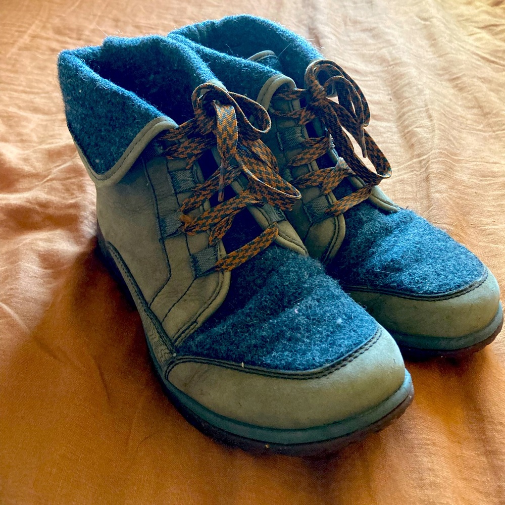 Chaco grey wool/leather boots